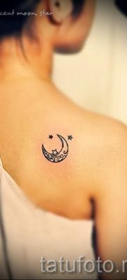 Egy hónapos tetoválás fotója - példák a félhold tetoválás jelentését bemutató cikkhez 13