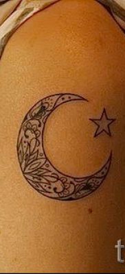Egy hónapos tetoválás fotója - példák egy félhold tetoválás jelentését bemutató cikkre 12