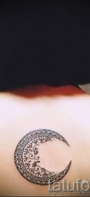 Egy hónapos tetoválás fotója - példák egy félhold tetoválás jelentését bemutató cikkre 6