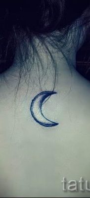 Egy hónapos tetoválás fotója - példák a félhold tetoválás jelentését bemutató cikkhez 4