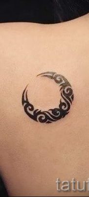 Egy hónapos tetoválás fotója - példák a félhold -tetoválás jelentését bemutató cikkhez 3