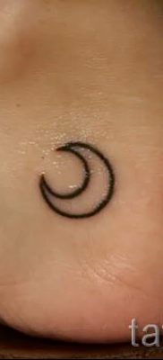 Egy hónapos tetoválás fotója - példák a félhold tetoválás jelentését bemutató cikkhez 1