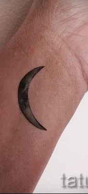 Egy hónapos tetoválás fotója - példák a félhold tetoválás jelentését bemutató cikkhez 7