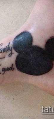 A Mickey egér tetoválás # 880 a minta klassz változata, amely sikeresen használható Mickey egér tetoválásként a csuklóra
