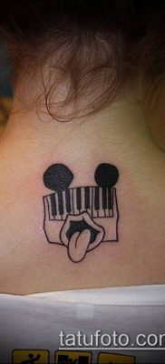 A Mickey egér tetoválás # 984 a minta klassz változata, amely sikeresen használható változtatásra és Mickey egér tetoválásként a csuklóra