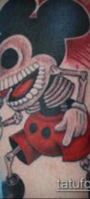 A Mickey egér tetoválás # 545 a minta érdekes változata, amely sikeresen használható finomításra és alkalmazásra, mint Mickey egér tetoválása a lábán