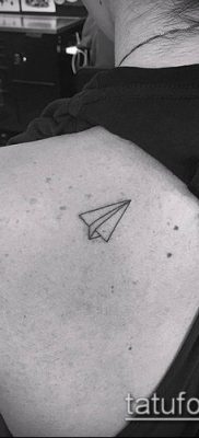 minimalista tetoválás № 523 - a minta exkluzív változata, amely sikeresen használható változtatásra és tetoválásként minimalista feketemunkaként