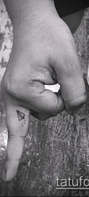 A minimalizmus tetoválása, a 119 -es szám a minta klassz változata, amely jól használható a minimalizmus átalakítására és alkalmazására tetoválásként egy lány számára