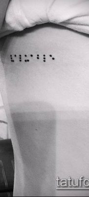 minimalista tetoválásszám 469 - a minta hűvös változata, amely sikeresen használható változtatásra és tetoválás minimalizmusként a mell alá