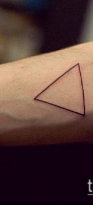 minimalista tetoválás 296. szám - a kép hűvös változata, amely sikeresen használható felülvizsgálatra és tetoválás minimalizmusként történő alkalmazásra