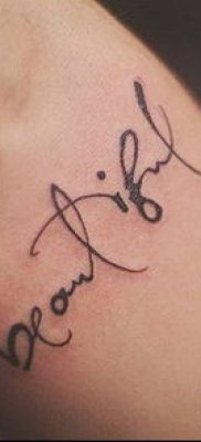 minimalizmus tetoválás száma 3 - a minta érdekes változata, amely könnyen használható változtatásra és tetoválás minimalizmusként történő alkalmazására a lábán