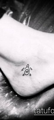 minimalista tetoválás szám 745 - a minta hűvös változata, amely sikeresen használható a véglegesítéshez és tetoválás minimalizmusként történő alkalmazásához a karon