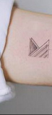 minimalista tetoválás № 860 - a minta exkluzív változata, amely jól használható átalakítására és tetoválás minimalizmusként történő alkalmazására a kulcscsonton