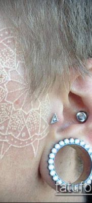 A minimalizmus 701 -es számú tetoválás a minta érdekes változata, amely sikeresen használható a minimalizmus átalakítására és alkalmazására tetoválásként