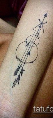 A 842 -es minimalista tetoválás a minta méltó változata, amely jól használható a feldolgozáshoz és a tetoválás minimalizmusaként történő alkalmazásához a mell alatt