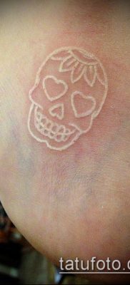 minimalista tetoválás 471. szám - a minta hűvös változata, amely könnyen használható átalakításra és tetoválás minimalizmusként történő alkalmazására a kulcscsonton