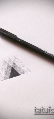 minimalista tetoválásszám 943 - a minta hűvös változata, amely sikeresen használható változtatásra és tetoválás minimalizmusként történő alkalmazására az alkaron