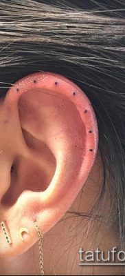 A minimalizmus 338 -as számú tetoválása a minta méltó változata, amely sikeresen használható feldolgozásra és tetoválás minimalizmusként történő alkalmazására a karon