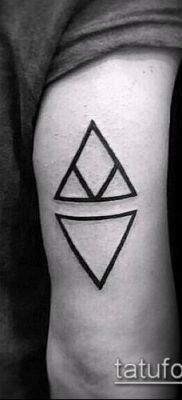 minimalista tetoválás 744 -es szám - a minta egyedi változata, amely könnyen használható változtatásra és tetoválásként alkalmazható minimalizmus kicsi