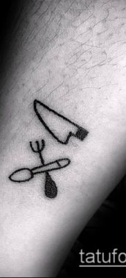 minimalizmus tetoválás 24 -es szám - a minta egyedi változata, amely jól használható felülvizsgálatra és tetoválás minimalizmusként történő alkalmazására az alkaron