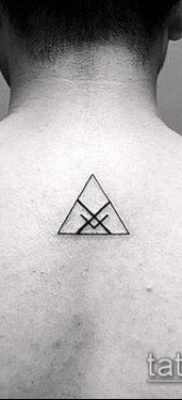 A minimalizmus 12 -es tetoválása a minta klassz változata, amely sikeresen használható a minimalizmus átalakítására és alkalmazására tetoválásként az ujjakon