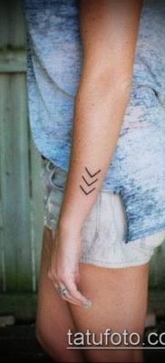 minimalizmus 52. számú tetoválás - a minta egyedi változata, amely sikeresen használható változtatásra és tetoválás minimalizmusként történő alkalmazására egy lány számára