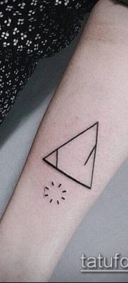 minimalista tetoválás 553. sz. - a minta méltó változata, amely sikeresen használható változtatásra és tetoválás minimalizmusként történő alkalmazására