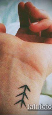 minimalista tetoválásszám 733 - a minta hűvös változata, amely sikeresen használható a lányok tetoválás minimalizmusaként való átalakítására és alkalmazására