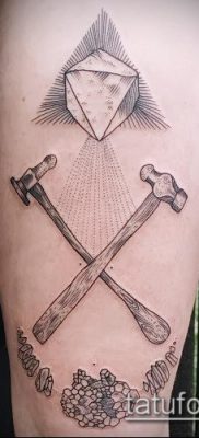 A kalapács tetoválás érdekes változata - fotó példa