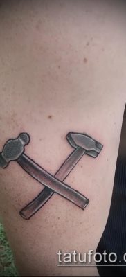 példa egy kalapácsos tetoválásra a fotón