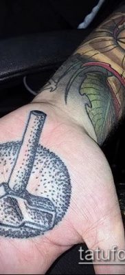 kalapács tetoválás fotó (érték) - példa egy érdekes tetoválási rajzra - 017