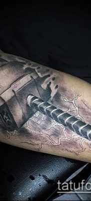 kalapács tetoválás fotó (érték) - példa egy érdekes tetoválási rajzra - 004