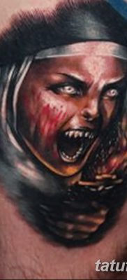 fotó tetováló szerzetes a motorháztetőben, 2017. 09. 16 -án, №030 - tetováló szerzetes a motorháztetőben -