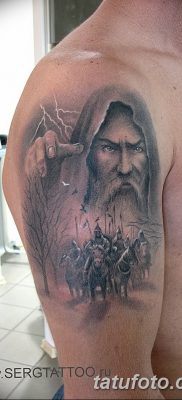 fotó tetováló szerzetes a motorháztetőben, 2017. 09. 16 -án, №014 - tetováló szerzetes a motorháztetőben -