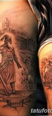 fotó tetováló szerzetes a motorháztetőben, 2017. 09. 16 -án, 021 - tetováló szerzetes a csuklyában -