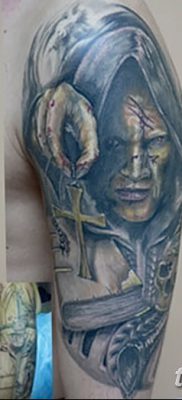 fotó tetováló szerzetes a motorháztetőben, 2017. 09. 16 -án, №027 - tetováló szerzetes a motorháztetőben -