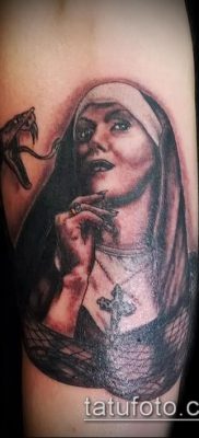 fotó egy apáca tetoválásról (jelentése) - példa egy érdekes tetoválási tervre - 086