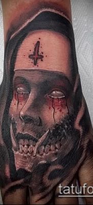 fotó egy apáca tetoválásról (jelentése) - példa egy érdekes tetoválási tervre - 002