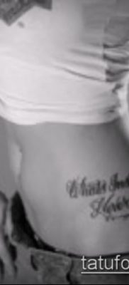 женска татуировка на бедрото (значение) - пример за интересен дизайн на татуировка - 032