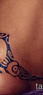 женска татуировка на бедрото (значение) - пример за интересен дизайн на татуировка - 027