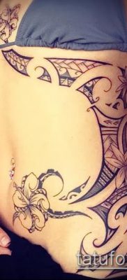 женска татуировка на бедрото (значение) - пример за интересен дизайн на татуировка - 022