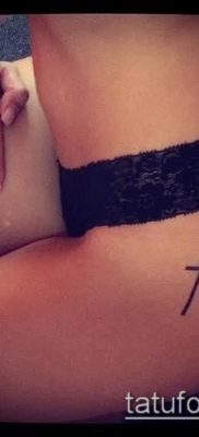 женска татуировка на бедрото (значение) - пример за интересен дизайн на татуировка - 017