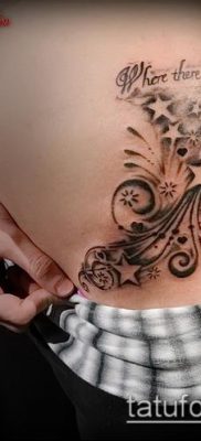 женска татуировка на бедрото (значение) - пример за интересен дизайн на татуировка - 015