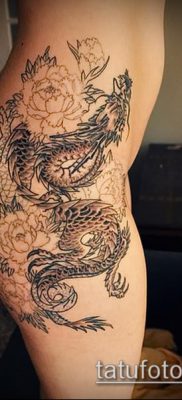 женска татуировка на бедрото (значение) - пример за интересен дизайн на татуировка - 012