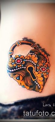 женска татуировка на бедрото (значение) - пример за интересен дизайн на татуировка - 010