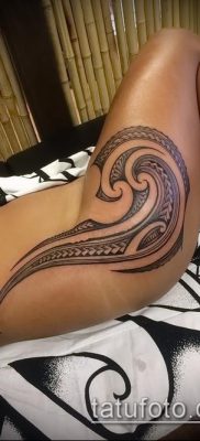 женска татуировка на бедрото (значение) - пример за интересен дизайн на татуировка - 008