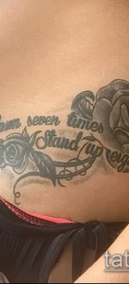 женска татуировка на бедрото (значение) - пример за интересен дизайн на татуировка - 007