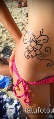 женска татуировка на бедрото (значение) - пример за интересен дизайн на татуировка - 003
