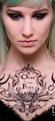 a női mellkas tetoválás gyönyörű változata - fotó példa