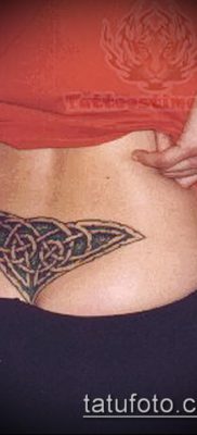 tetoválás a farokcsont fotóján (érték) - példa egy érdekes tetoválási rajzra - 023
